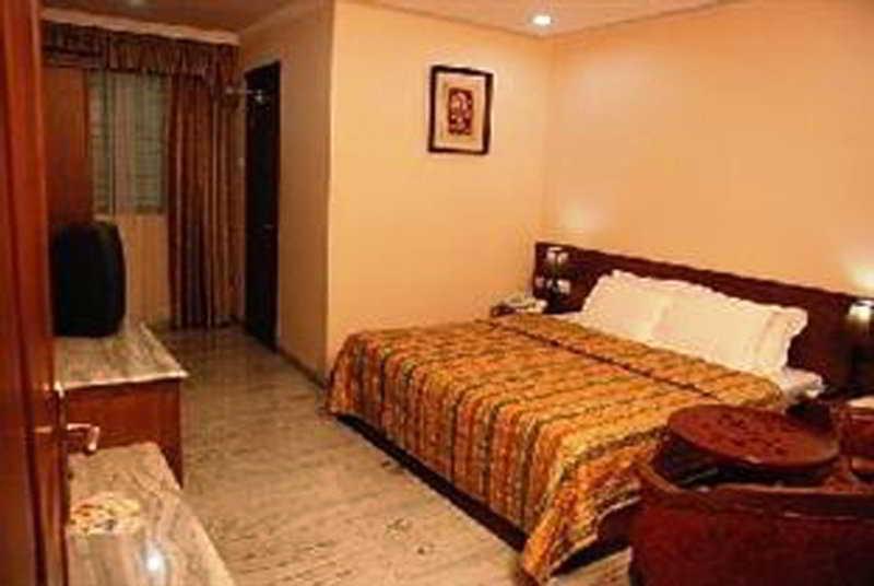 Grand Seasons Hotel Kochi ภายนอก รูปภาพ